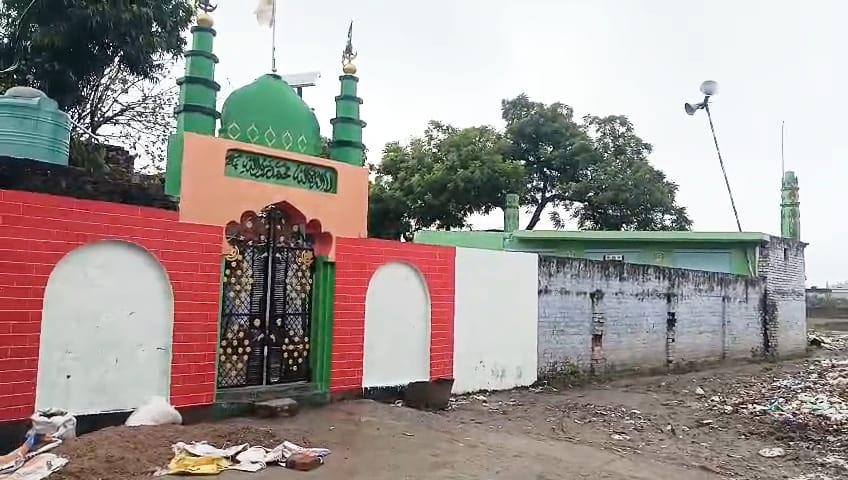 मस्जिद के सामने कूड़े का अंबार, दुर्गंध से राहगीर परेशान, संक्रमण का खतरा प्रधान पर गंभीर आरोप