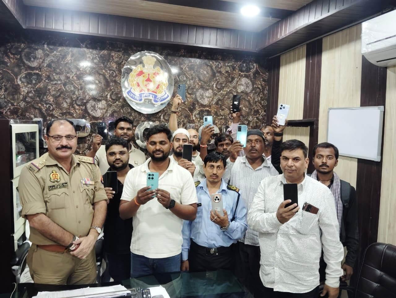 लखनऊ: कैसरबाग पुलिस ने बरामद किए 12 खोए मोबाइल, मोबाइल पाकर खिले लोगों के चेहरे