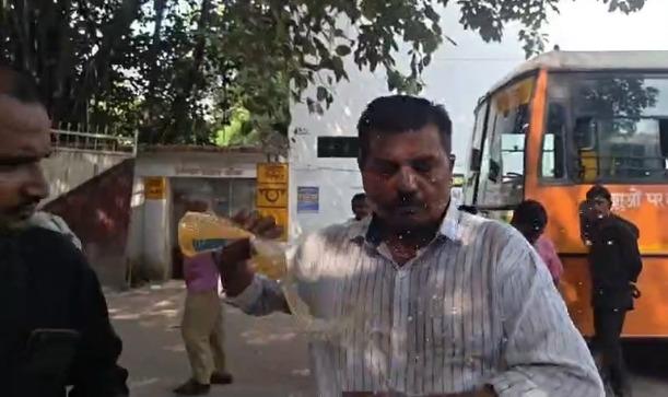रोडवेज कर्मचारियों का हंगामा, चालक-परिचालक ने आत्मदाह का किया प्रयास; एआरएम पर प्रताड़ना के आरोप