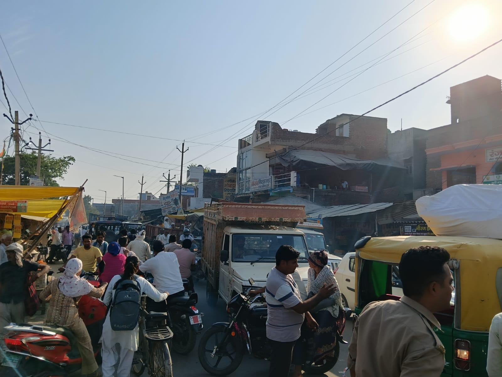 तेज रफ्तार बाइक दुकान के बाहर लगे टिनशेड के खंभे से टकराई, दीवार टूटी