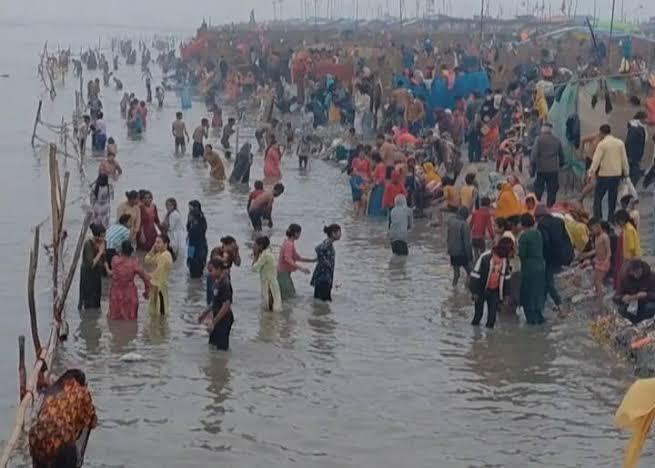 शरद पूर्णिमा पर ढाई घाट में उमड़ा श्रद्धालुओं का सैलाब, हजारों ने गंगा में लगाई आस्था की डुबकी