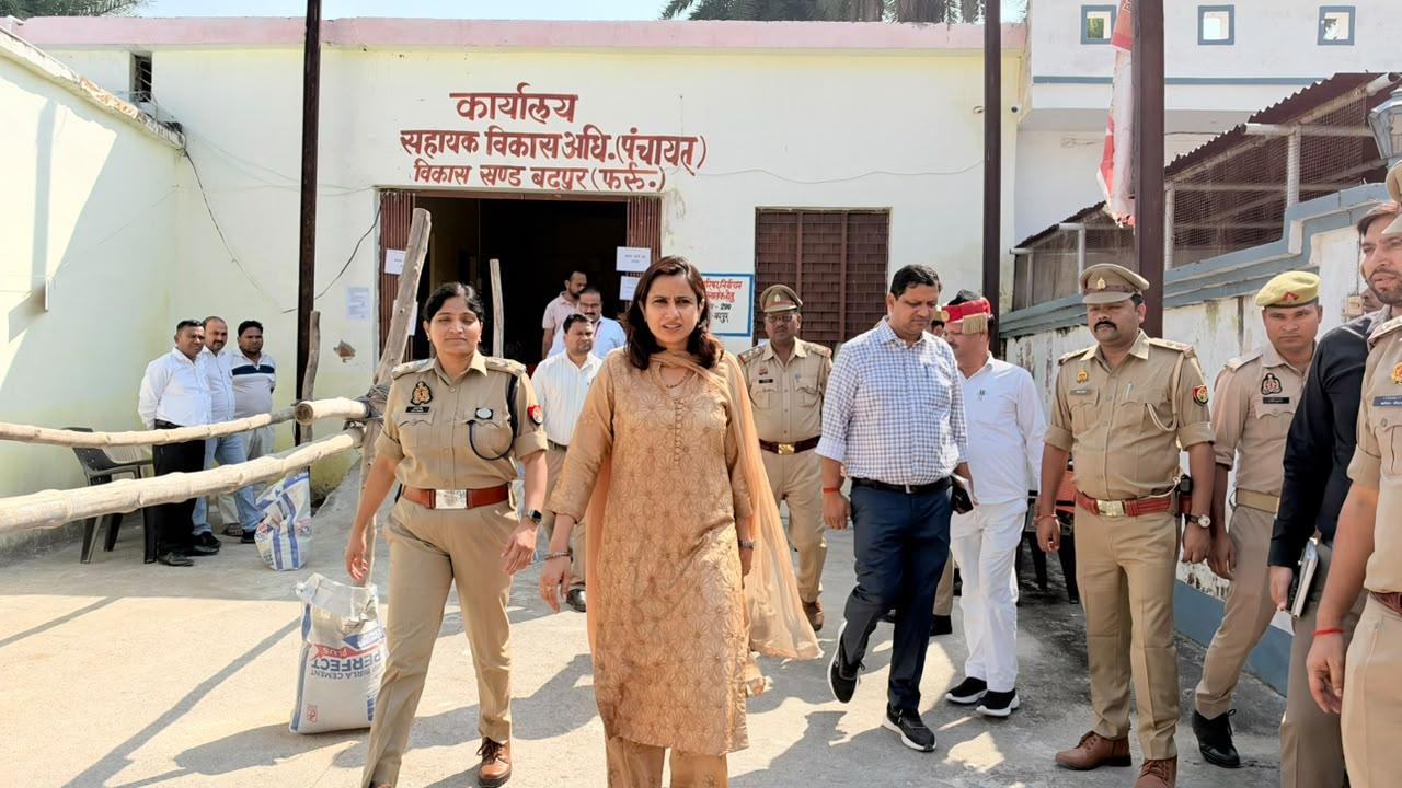 विधान परिषद चुनाव: डीएम और एसपी ने मतदान केंद्रों का किया औचक निरीक्षण