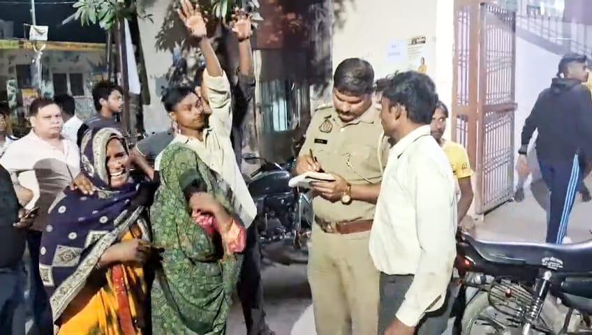 कायमगंज में अज्ञात वाहन की टक्कर से ई-रिक्शा चालक की मौत, भतीजा घायल।