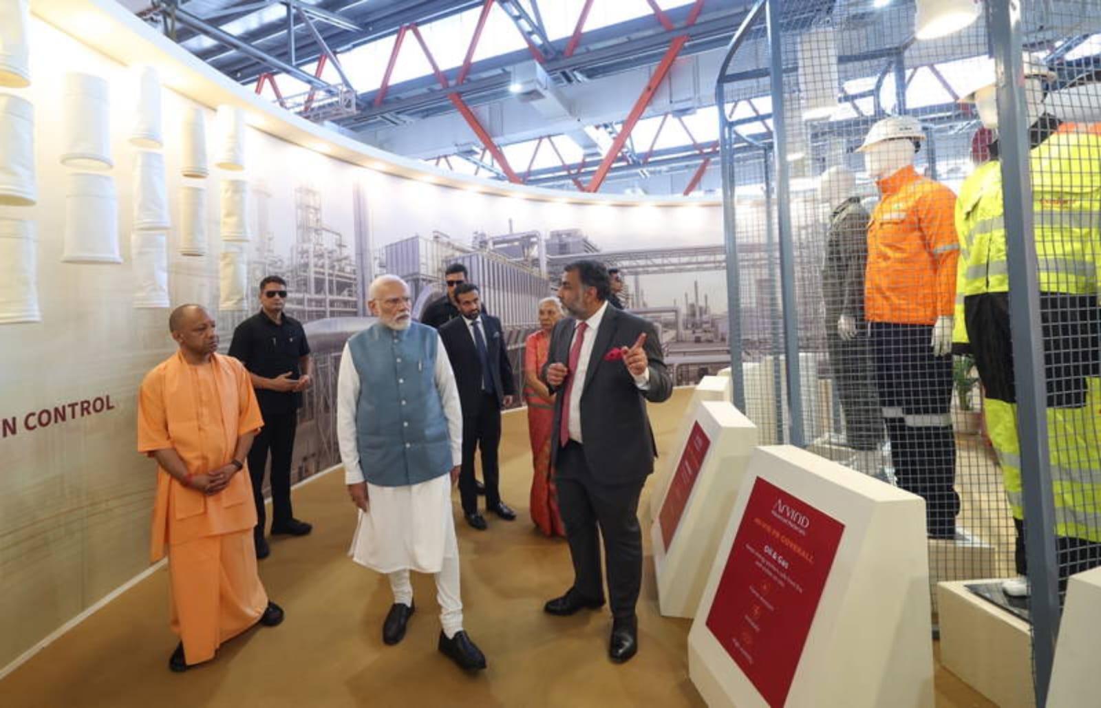 काशीवासियों के अभिवादन के लिए कार से बाहर आए प्रधानमंत्री मोदी, नमो घाट तक दिखा उत्सवी माहौल