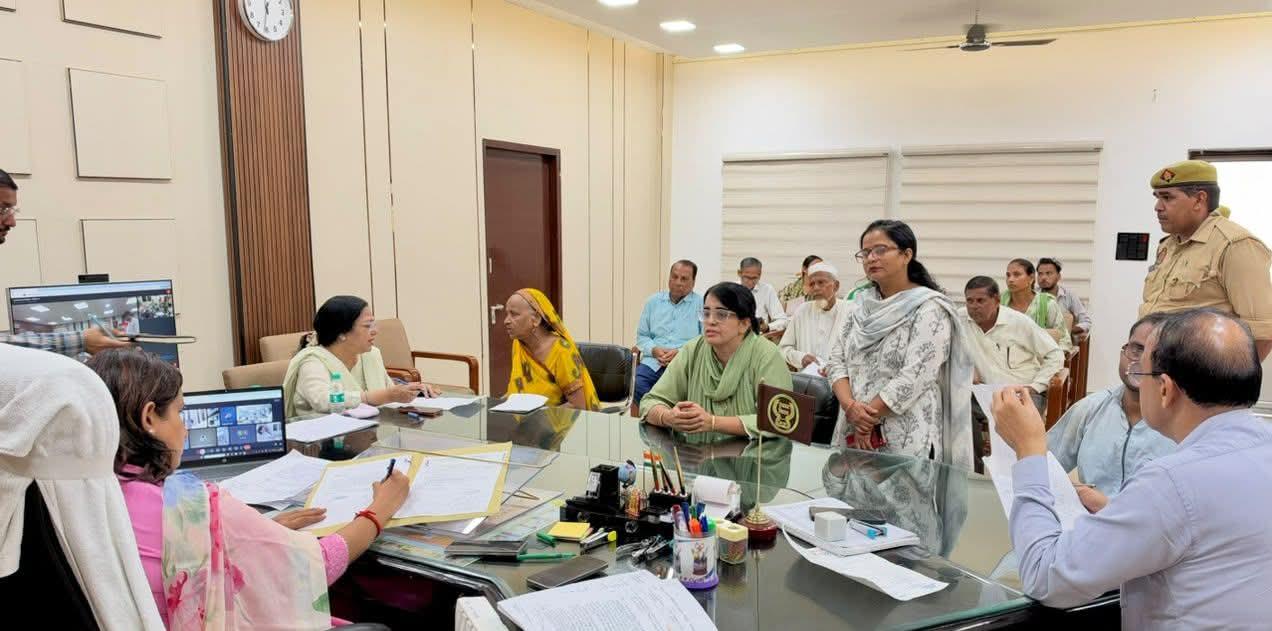 जनता दर्शन में डीएम डॉ. अंकुर लाठर ने सुनीं फरियादें