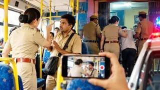 वर्दी का रौब! बस परिचालक से भिड़ीं महिला SI, नवाबगंज चौकी में मारपीट का आरोप; वीडियो वायरल