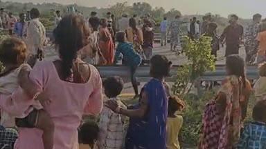यूपी: पूर्वांचल एक्सप्रेसवे पर मजदूरों से भरी बस पलटी, 25 घायल; 10 की हालत गंभीर