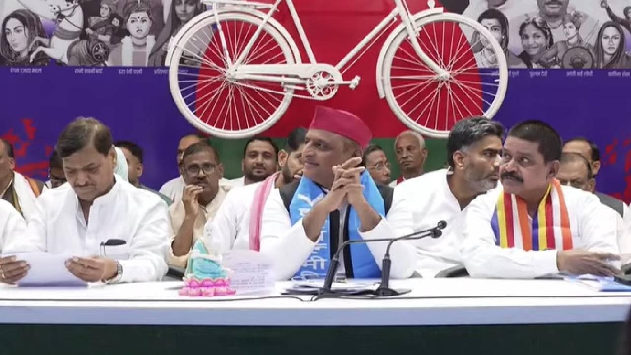 पूर्व आईएएस राम बहादुर पासी समेत कई नेताओं ने थामा सपा का दामन, अखिलेश बोले- जॉइनिंग से पूरब-पश्चिम तक मची हलचल