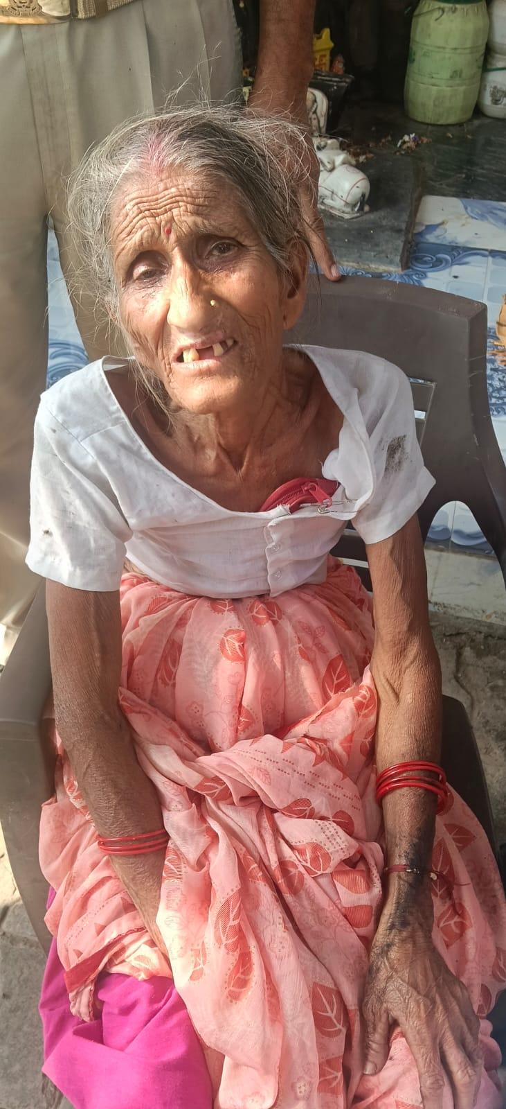 बस के नीचे आई 72 वर्षीय महिला, मामूली खरोंचों के साथ बची जान