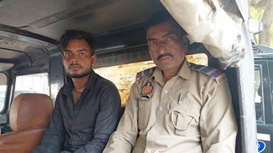 इटावा में बेटी पर पिता की हत्या का आरोप, प्रेमी संग वारदात के बाद बक्से में छिपाया शव