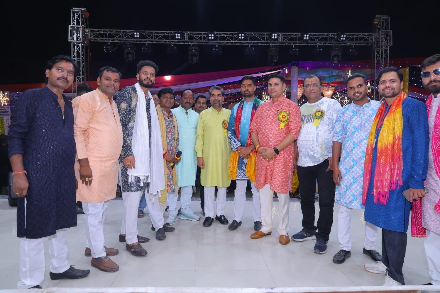 डांडिया गरबा उत्सव सीजन-7 में महिलाओं ने जमकर किया नृत्य, भारतीय संस्कृति के रंगों से सजा आयोजन