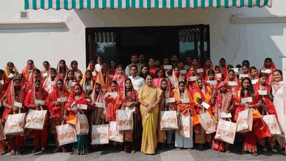 51 बेटियों के नए जीवन की शुरुआत में मददगार बनीं CM रेखा गुप्ता, चेक के साथ मिली करवा चौथ किट