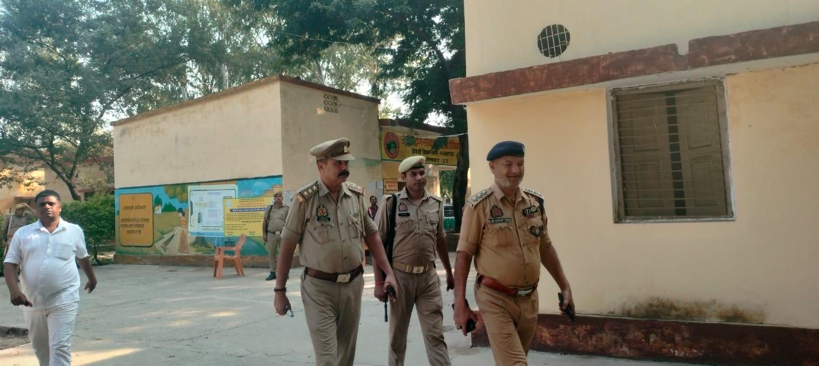स्नातक-शिक्षक चुनाव: सीओ ने मतदान केंद्र का किया निरीक्षण