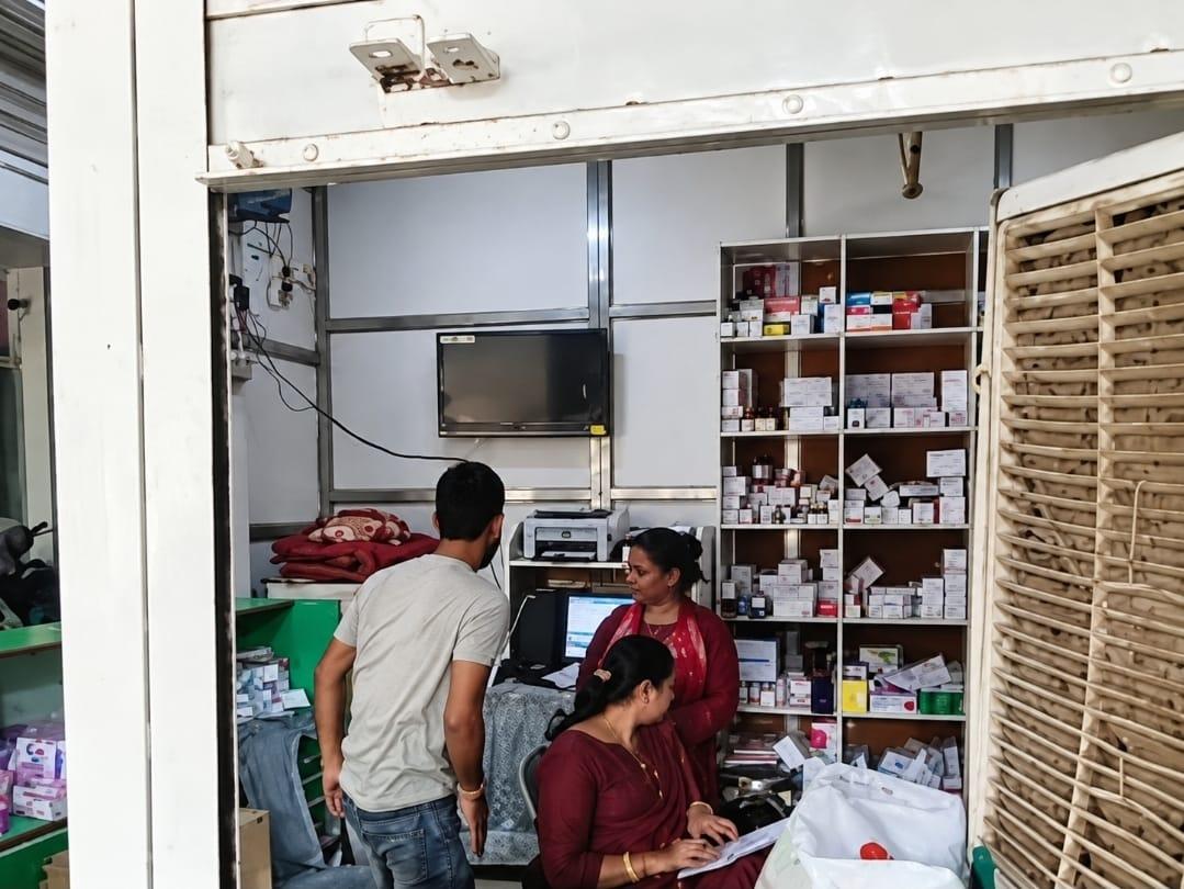 छोटे मेडिकल स्टोरों पर औषधि विभाग की कार्रवाई बड़े व्यापारियों पर रहम