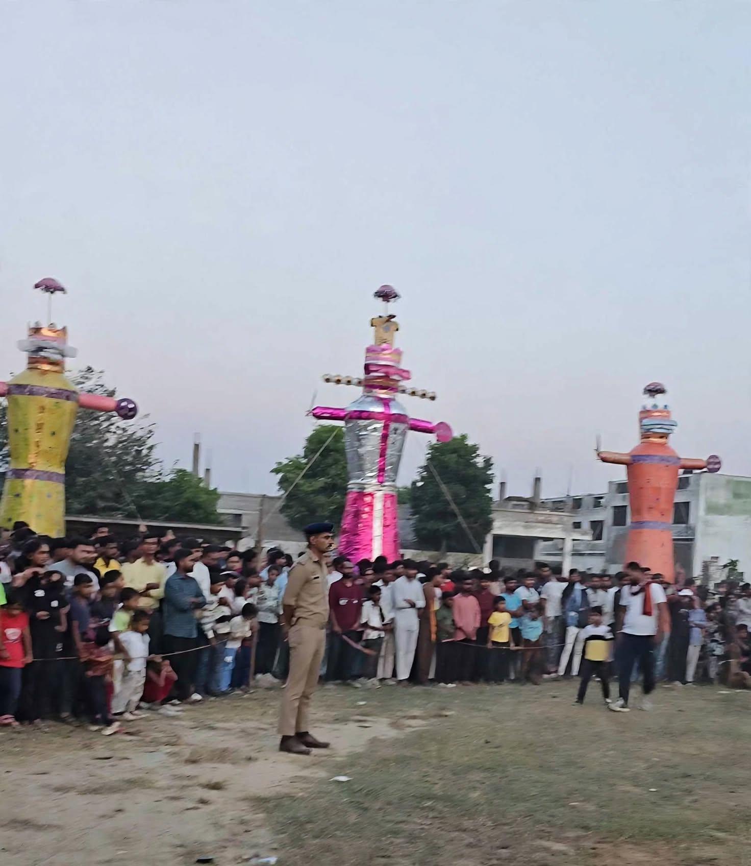 कस्बा कमालगंज में धूमधाम से हुआ रावण वध, उमड़ा जनसैलाब