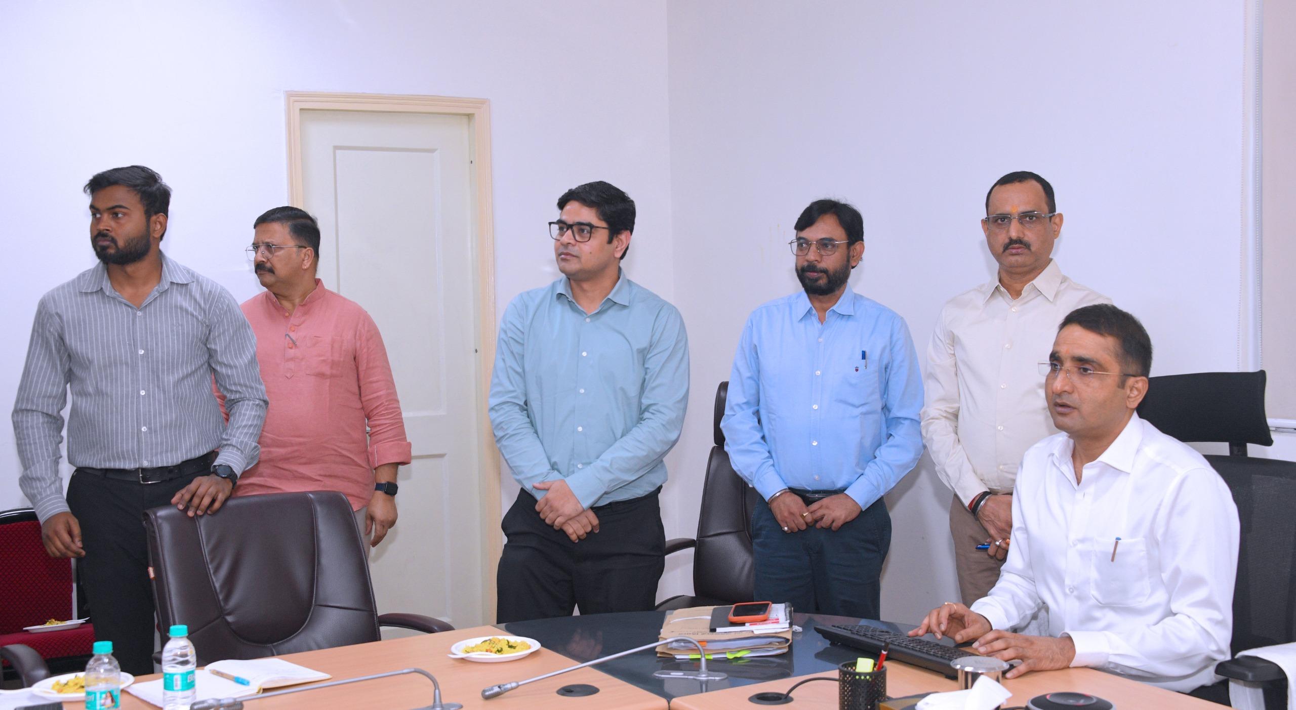 मान्यता प्राप्त पत्रकारों और उनके परिजनों को मिलेगी कैशलेस चिकित्सा सुविधा