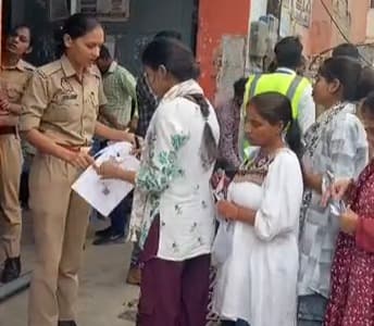 PET अभ्यर्थियों की मेटल डिटेक्टर से जांच, कंगन और ईयर रिंग भी उतरवाए
