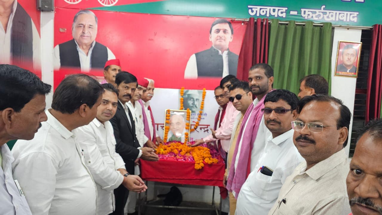 सपा ने सरदार वल्लभभाई पटेल एवं आचार्य नरेंद्र देव की जयंती धूमधाम से मनाई