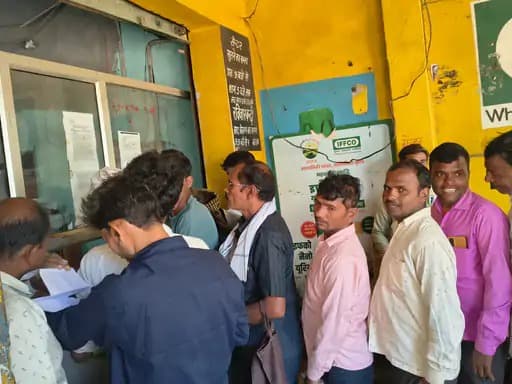 इफको केंद्र पर खाद के लिए किसानों की जद्दोजहद, सुबह सात बजे से कतार में लगे रहे किसान; दोपहर तक नहीं आया नंबर