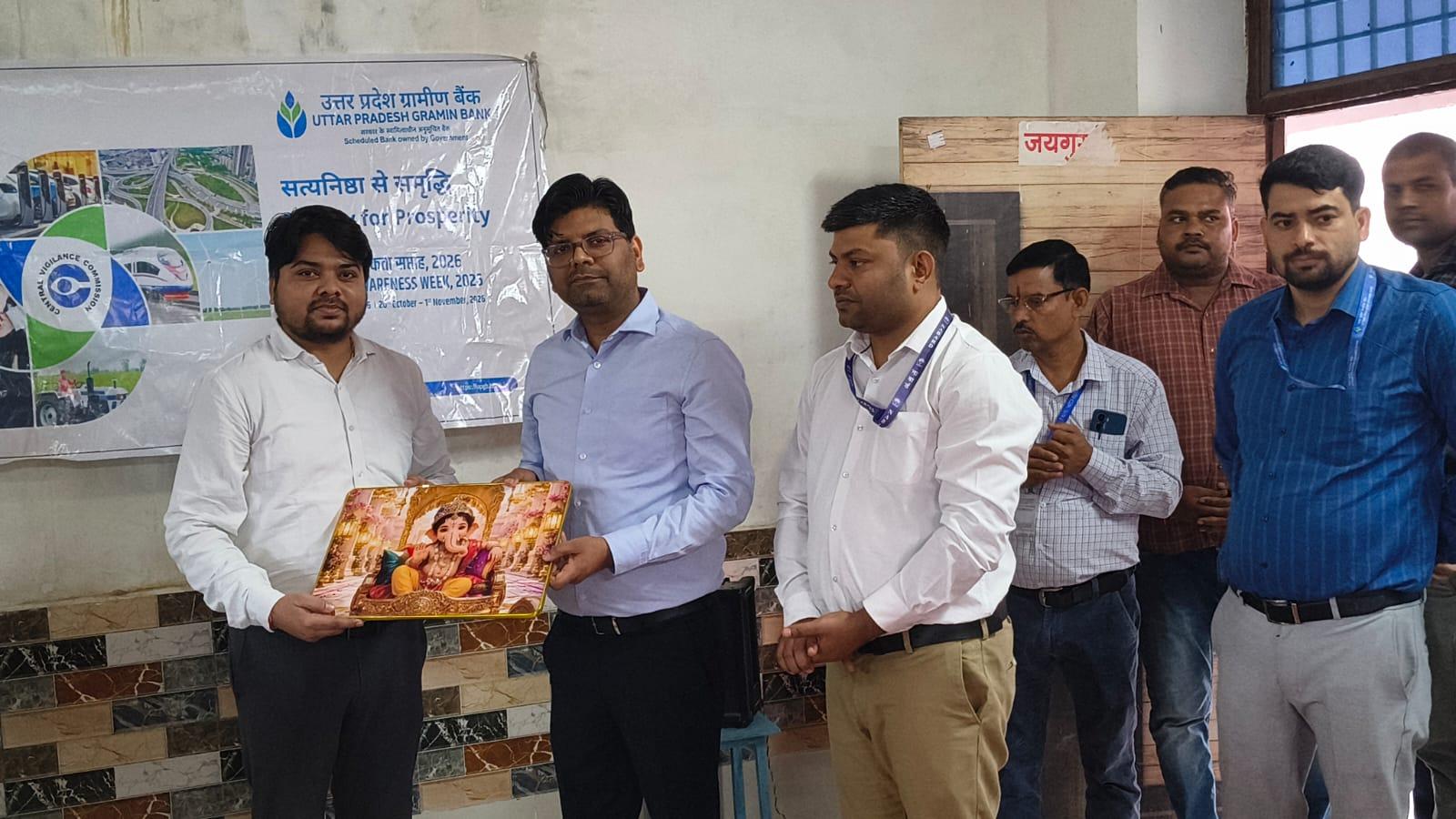 नुक्कड़ नाटक से ग्रामीणों को दिया स्वच्छता और डिजिटल बैंकिंग का संदेश