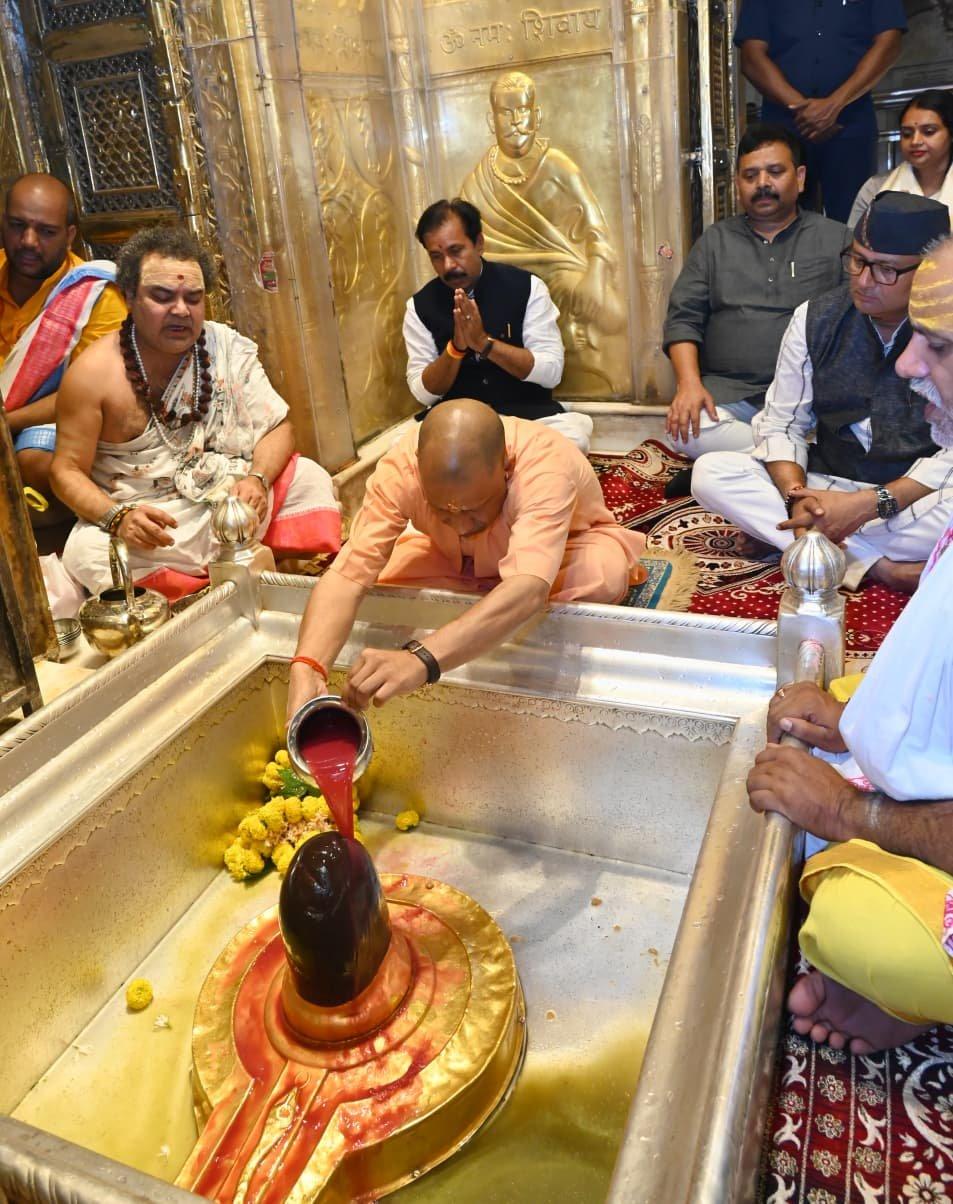 मुख्यमंत्री योगी आदित्यनाथ ने बाबा काल भैरव और श्री काशी विश्वनाथ के दरबार में नवाया शीश