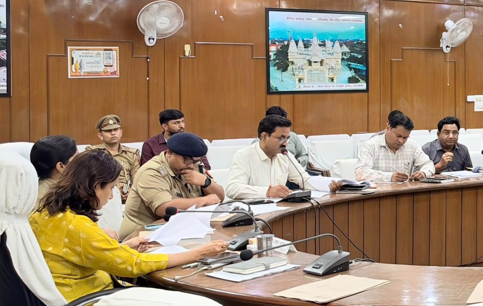 सड़क दुर्घटनाओं पर अंकुश लगाने के लिए डीएम और एसपी सख्त, गड्ढामुक्त होंगी सड़कें, कोहरे से पहले दुरुस्त होंगे संकेतक