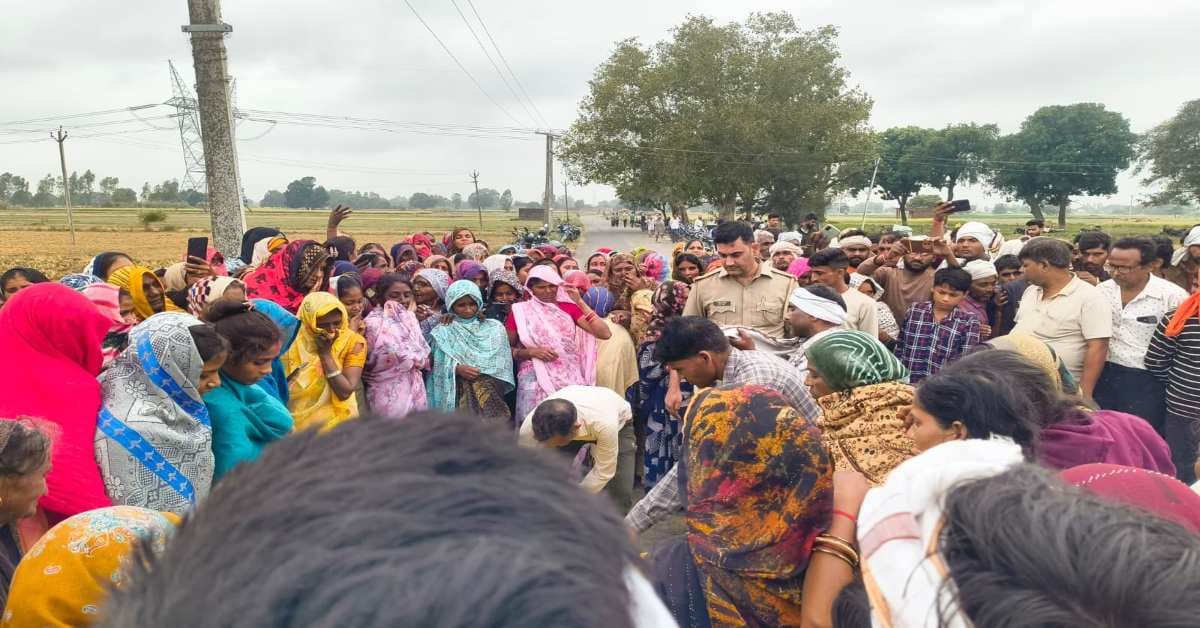 फतेहपुर में सड़क हादसा, अनियंत्रित ट्रेलर ने बाइक सवार तीन युवकों को रौंदा, एक की मौत, दो गंभीर घायल