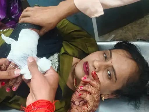 ट्रैक्टर ने स्कूटी को मारी टक्कर, फतेहगढ़ की दो महिलाएं गंभीर घायल; चालक की तलाश शुरू