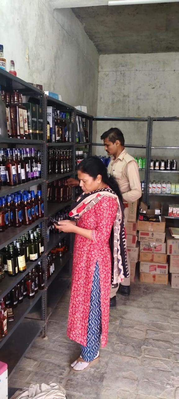 आबकारी विभाग का छापेमारी अभियान, शराब दुकानों का औचक निरीक्षण कर जांचे स्टॉक रजिस्टर और सीसीटीवी