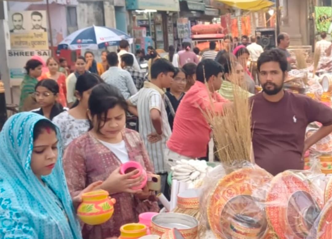 करवा चौथ पर अमृतपुर बाजार में उमड़ी भीड़, तनवीर जलेबी भंडार पर 50 किलो जलेबी की हुई बिक्री