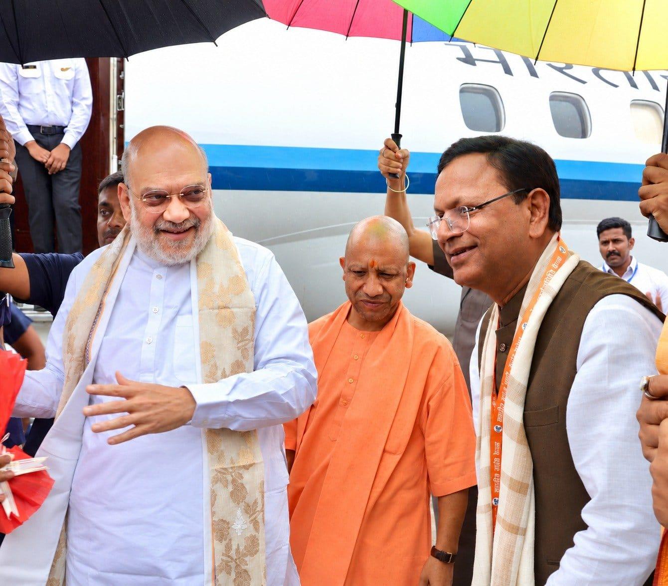 अमौसी एयरपोर्ट पर गृहमंत्री अमित शाह का जोरदार स्वागत