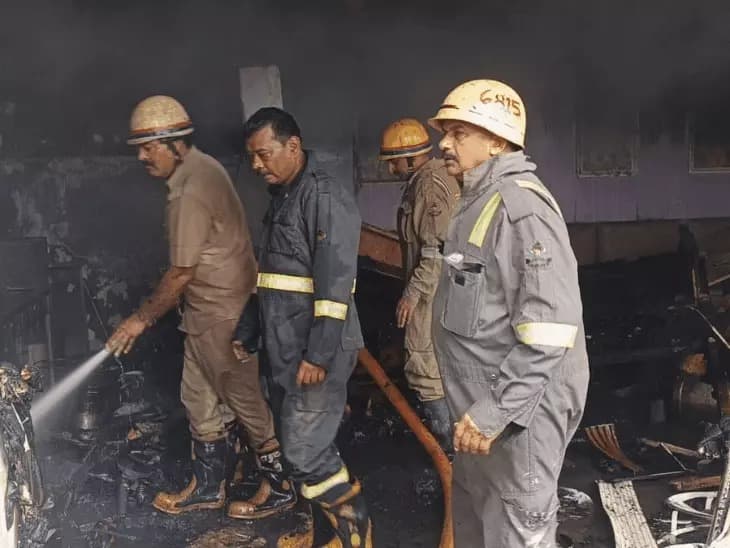 कैफे में भीषण आग, लाखों का सामान जलकर राख; दमकल की पांच गाड़ियों ने पाया काबू