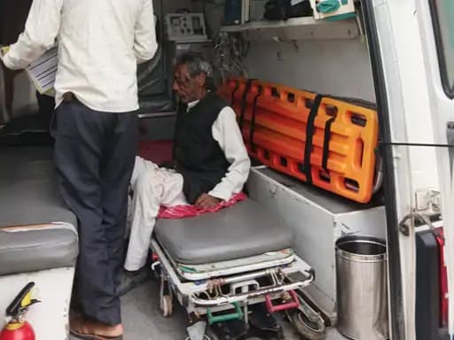 अज्ञात वाहन की टक्कर से 60 वर्षीय ग्रामीण गंभीर घायल